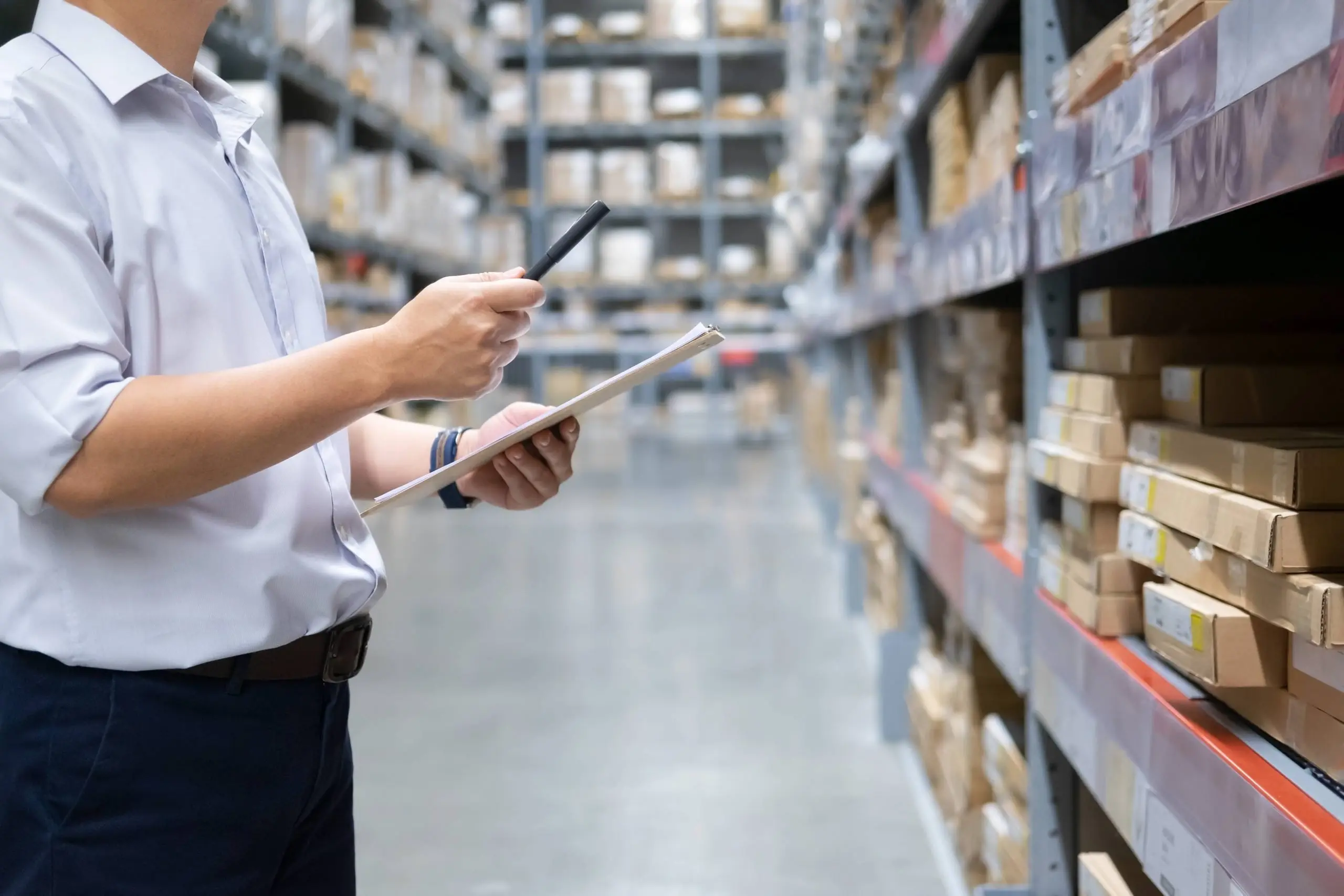 man-warehouse-worker-checking-goods-at-warehouse-4QTU999 (1)